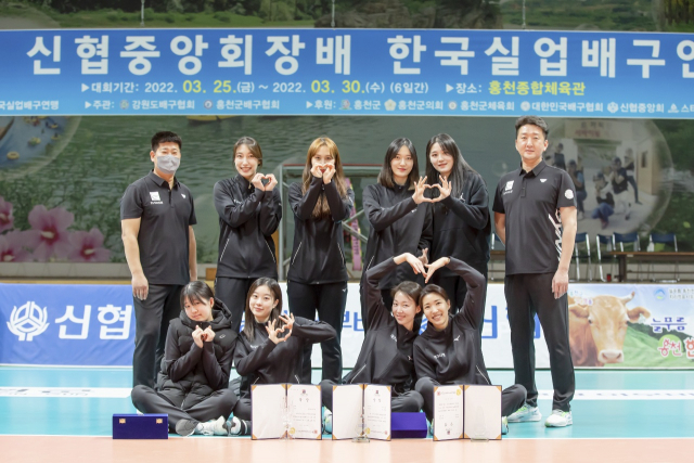 2022 신협중앙회장배 한국여자실업 배구연맹전 준우승을 차지한 대구시청 여자배구팀. 대구시체육회 제공