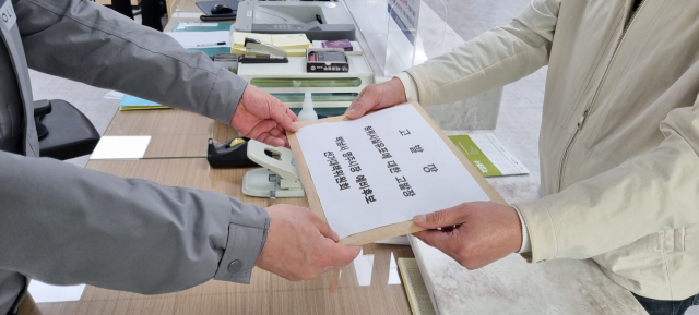 박남서 예비후보 선대위 관계자가 영주경찰서에 고발장을 접수하고 있다. 선대위 제공