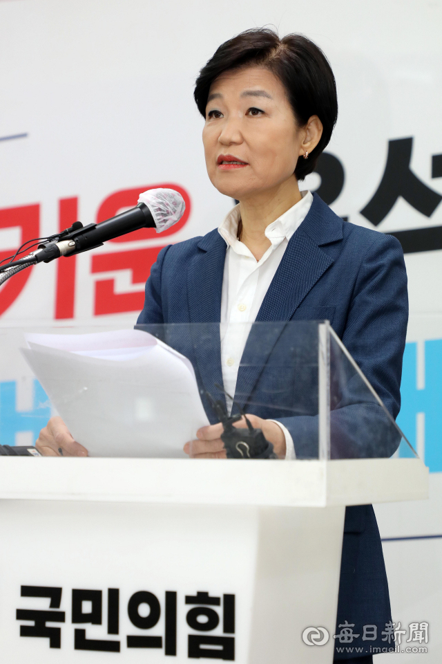 제8회 전국동시지방선거를 앞두고 대구시장에 출사표를 던진 이진숙 전 대전 MBC 사장이 31일 오후 수성구 범어동 국민의힘 대구시당에서 공식 출마 기자회견을 하고 있다. 정운철 기자 woon@imaeil.com