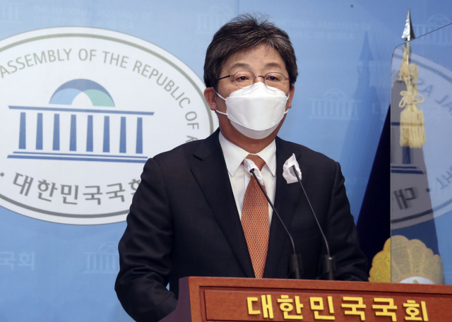 국민의힘 유승민 전 의원이 31일 오후 국회 소통관에서 기자회견을 열고 6·1 지방선거 경기도지사 출마를 선언하고 있다. 연합뉴스