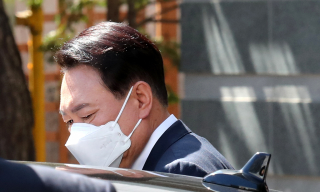 윤석열 대통령 당선인이 서울 통의동 금융감독원 연수원에 마련된 인수위원회를 나서고 있다. 연합뉴스