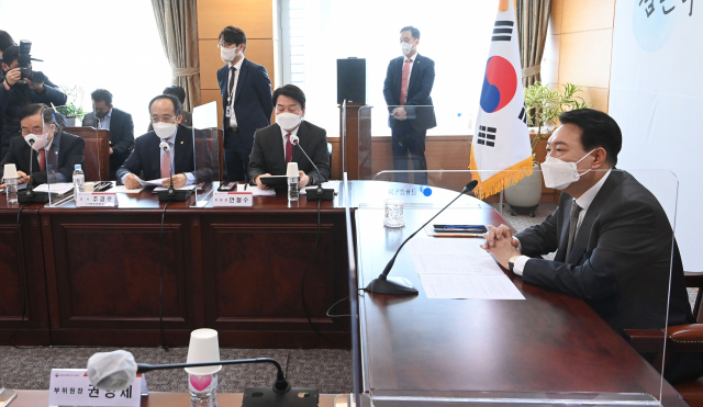 윤석열 대통령 당선인이 31일 오전 서울 종로구 통의동 대통령직인수위원회에서 열린 경제1분과 업무보고 회의를 주재하고 있다. 연합뉴스