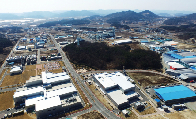 안동지역이 바이오·백신산업 클러스터 구축과 헴프산업 등 미래 생명산업 전진기지로 산업 생태계를 탈바꿈시키고 있다. 이를 위해 165만㎡규모의 안동 생명그린밸리 국가산업단지 조성에 박차를 가하고 있다. 사진은 경북바이오산업단지 모습. 안동시 제공