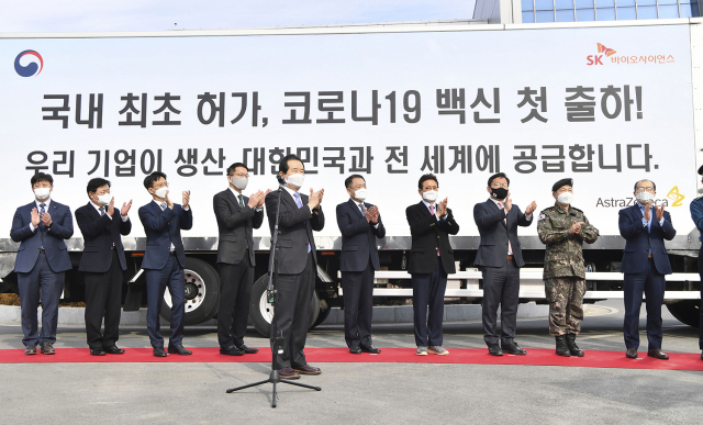 안동지역이 바이오·백신산업 클러스터 구축과 헴프산업 등 미래 생명산업 전진기지로 산업 생태계를 탈바꿈시키고 있다. 이를 위해 165만㎡규모의 안동 생명그린밸리 국가산업단지 조성에 박차를 가하고 있다. 사진은 국내 첫 코로나19 백신 출하 모습. 안동시 제공