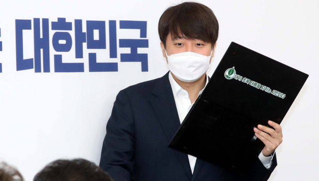 국민의힘 이준석 대표가 31일 오전 국회에서 열린 최고위원회의에 참석하고 있다. 연합뉴스