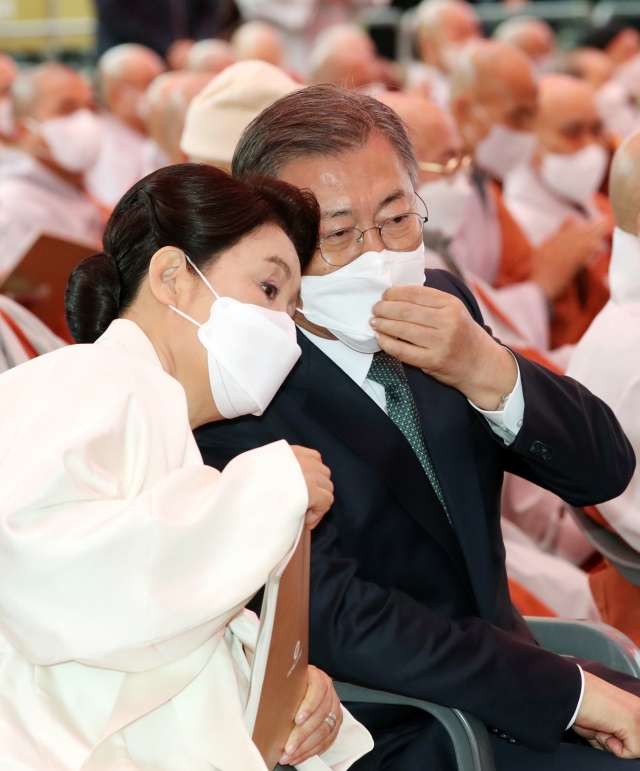 문재인 대통령과 김정숙 여사가 30일 서울 종로구 조계사에서 열린 대한불교조계종 제15대 종정 중봉 성파 대종사 추대법회에서 대화하고 있다. 연합뉴스