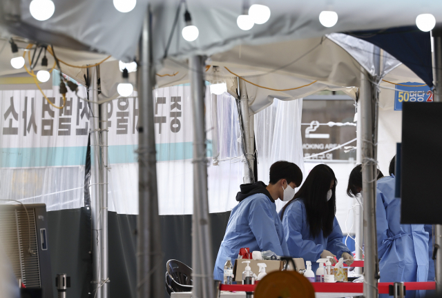 31일 오전 서울역광장에 설치된 코로나19 임시선별검사소에서 관계자가 검사를 준비하고 있다. 연합뉴스