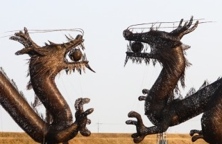 기사 제목 이해를 돕기 위한 자료사진. 2마리 용이 2개의 여의주를 물고 있는 모습의 김제 벽골제 쌍룡 조형물. 김제시 공식 블로그