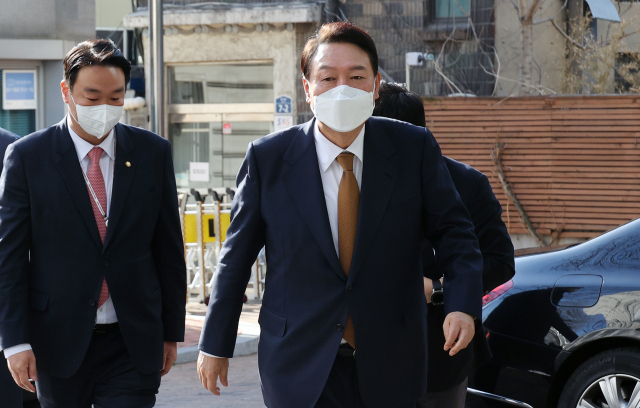 윤석열 대통령 당선인이 1일 오전 서울 종로구 통의동 금감원 연수원에 마련된 제20대 대통령직인수위원회에 들어서고 있다. 연합뉴스