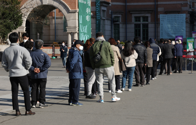 1일 오전 서울역 광장에 마련된 코로나19 임시 선별검사소에서 시민들이 검사를 받기 위해 기다리고 있다. 연합뉴스