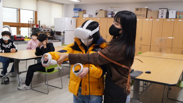 포항 명도학교 학생이 VR직업훈련을 체험하고 있다. 포스코 제공