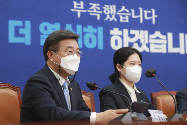 더불어민주당 윤호중 공동비상대책위원장이 1일 오전 서울 여의도 국회에서 열린 제2차 중앙위원회에서 인사말을 하고 있다. 연합뉴스