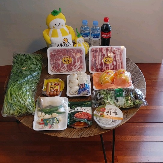 성주군이 선보이고 있는 캠핑장 밀키트 B세트(5만5천원). 포장은 아이스팩과 일회용 대신 얼음생수와 재사용 가능 보냉가방에 포장돼 배송된다. 성주군 제공