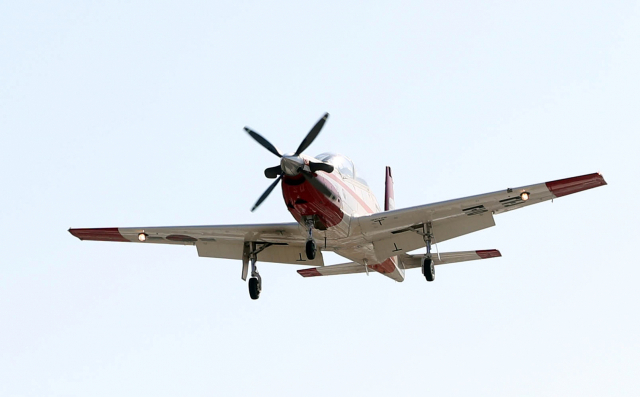 1일 오후 경남 사천시 정동면 고읍리 한 들판에 공군 훈련용 전투기 KT1 두 대가 충돌해 추락했다. 사고 현장 주변에 민가가 있으나 확인된 피해는 없는 것으로 알려졌다. 소방당국은 KT1 2대가 비행 중 충돌하며 사고가 난 것으로 추정 중이다. 사진은 2019년 11월 21일 KT-1이 경남 창녕군 도천면 남지 비상활주로 인근에서 이착륙 훈련을 하는 모습. 연합뉴스