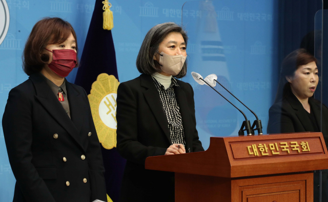 국민의힘 김행 지방선거 공천관리위원회 대변인이 1일 서울 여의도 국회 소통관에서 현안 관련 브리핑을 하고 있다. 연합뉴스