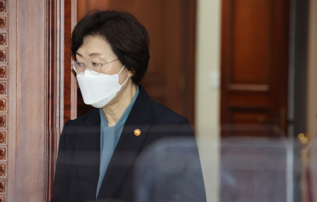 정영애 여가부 장관이 31일 정부서울청사에서 열린 국정현안점검조정회의에 참석하고 있다. 연합뉴스