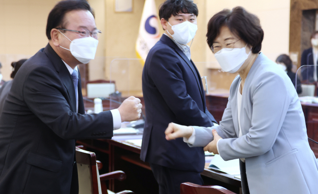 김부겸 국무총리가 지난달 24일 정부서울청사에서 열린 학교폭력대책위원회에 참석하며 정영애 여가부 장관과 인사하고 있다. 연합뉴스