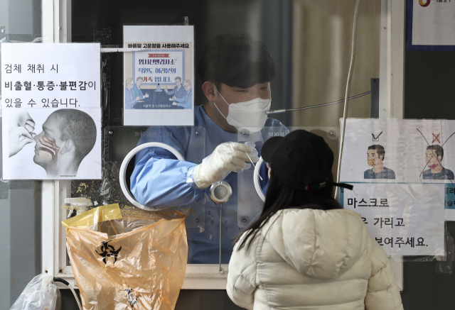 31일 오전 서울역광장에 설치된 코로나19 임시선별검사소에서 시민들이 검체 검사를 받고 있다. 연합뉴스