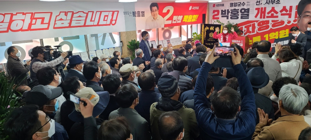 국민의힘 박홍열 영양군수 예비후보가 1일 선거사무소 개소식을 시작으로 본격 선거전에 나섰다. 엄재진 기자