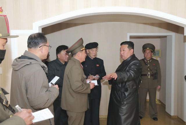 북한 김정은 국무위원장이 완공을 앞둔 평양 송신·송화지구 1만 가구 주택 건설현장을 현지 시찰했다고 조선중앙TV가 16일 보도했다. [조선중앙TV 화면] [국내에서만 사용가능. 재배포 금지. For Use Only in the Republic of Korea. No Redistribution] 연합뉴스