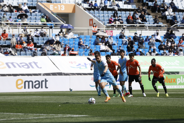 대구FC 라마스가 제주와의 원정 경기에서 페널티 킥을 시도했지만 골대를 맞고 벗어났다. 대구FC 제공