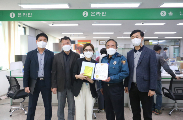 영주경찰서가 보이스피싱 범죄를 예방한 금융기관 직원에게 감사장을 전달하고 있다. 영주경찰서 제공