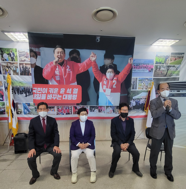 지난 2일 국민의힘 상주문경 당협사무실에서 (왼쪽부터)임부기 상주시의회부의장, 변해광 시의원, 김태희 전 부의장이 임이자 국회의원이 (왼쪽 두번째)이 참석한 가운데 이번 지방선거에 불출마 입장을 밝히고 있다. 상주문경 당협 제공
