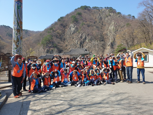 지난 2일 포항시 남구 오천읍 오어사 입구에서 경북 포항지역 부정선거 방지대(이하 포항 부방대)가 3.9 대선 국민 보고대회를 열고 기념촬영을 하고 있다. 포항부방대 제공