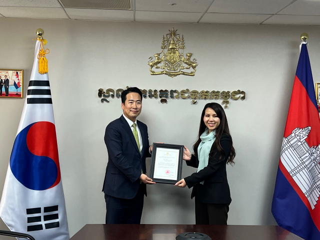 김동국 DK글로벌코리아 대표가 1일 서울 세종대로에 있는 주한 캄보디아 대사관에서 찌릉 보톰 랑세이 대사(우측)로부터 참사관 임명장을 전달받았다.