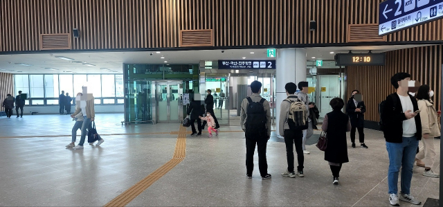 지난 2일 오전 11시쯤 찾은 서대구역사. 대합실에는 여행용 가방을 꾸린 여행객 등 20여 명의 사람들이 옹기종기 앉아 있었다. 심헌재 기자