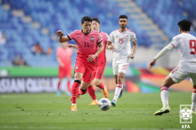 황희찬이 29일 아랍에미리트(UAE) 두바이의 알막툼 스타디움에서 열린 2022 카타르 월드컵 아시아 최종예선 A조 10차전 아랍에미리트와의 경기에서 전반전 드리블을 하고 있다. 연합뉴스
