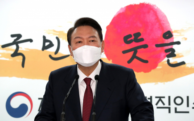 윤석열 대통령 당선인이 3일 오후 서울 통의동 대통령직 인수위원회 기자회견장에서 한덕수 전 국무총리를 새정부 초대 총리후보로 지명하고 있다. 연합뉴스