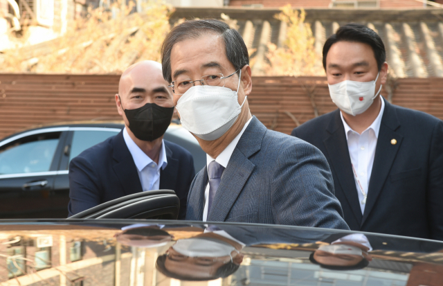 새 정부 초대 국무총리에 지명된 한덕수 전 총리가 3일 오후 서울 종로구 통의동 인수위에서 기자회견을 마친 뒤 차량에 타고 있다. 연합뉴스