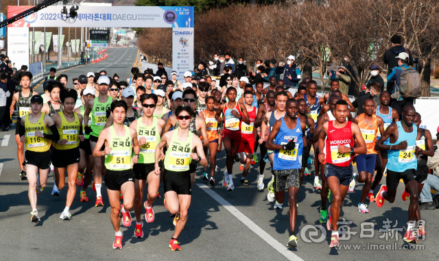 3일 대구스타디움 일대에서 2022 대구국제마라톤대회 대면 엘리트 경기가 성황리에 개최됐다. 김우정 기자