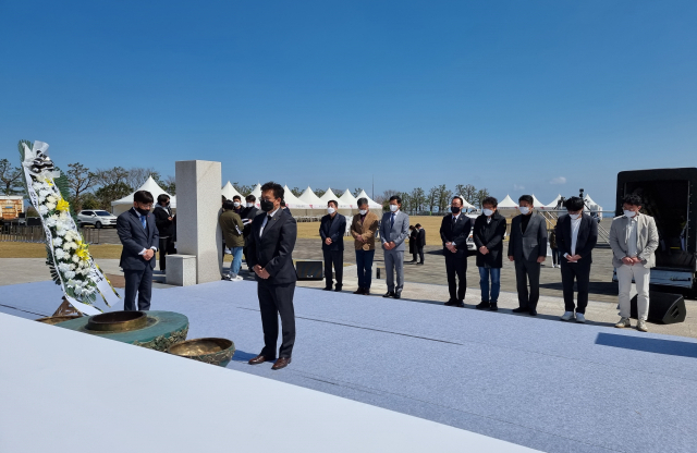 대구경북기자협회(회장 진식) 등 4개 지역 기자협회와 한국기자협회는 제74주년 제주4·3희생자추념식을 하루 앞둔 지난 2일 제주4·3평화공원을 방문, 분향 및 참배했다. 대구경북기자협회 제공