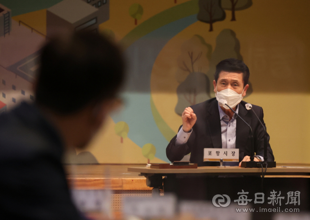 경북 포항시가 윤석열 정부 출범에 맞춰 국가정책 맟춤형 지역 현안과 정책을 위한 국비확보 전략 수립에 총력을 기울이고 있다. 이강덕 시장이 지난 1일 열린 국비확보 보고회에서 토론하고 있다. 포항시 제공