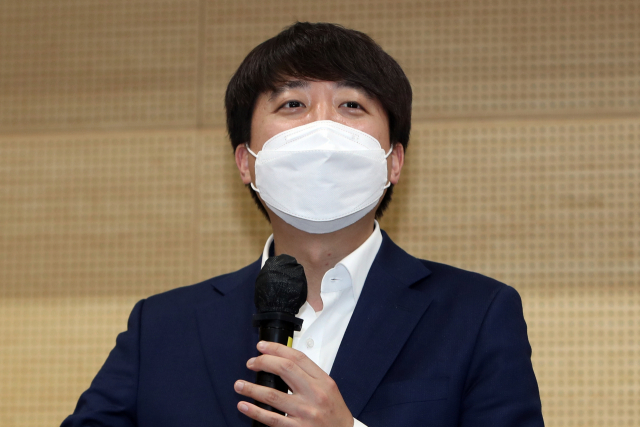 국민의힘 이준석 대표가 2일 오후 광주 서구 김대중컨벤션센터에서 열린 6·1 지방선거 호남권 공천설명회에 참석해 인사말을 하고 있다. 연합뉴스