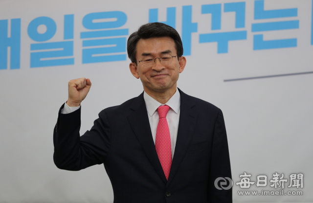 4일 오전 대구 수성구 국민의힘 시당에서 정상환 변호사가 6.1 지방선거 대구시장 출마선언 기자회견을 갖기 전 기념촬영을 하고 있다. 안성완 기자 asw0727@imaeil.com