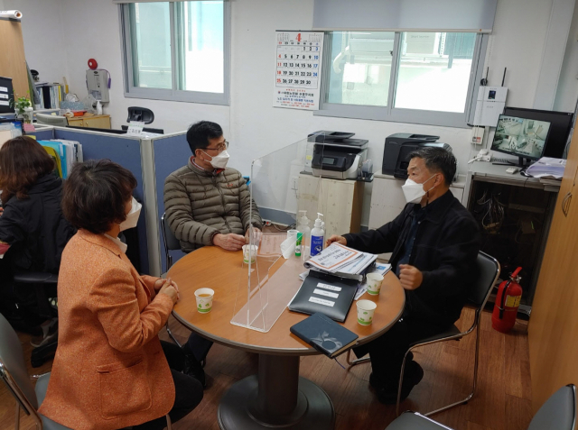 지난해 농촌인력중개센터를 방문한 농가들이 구인 상담을 하고 있다. 봉화군 제공