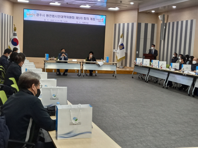 지난 3월 31일 열린 경주원전 범대위 업무보고회에서 한수원 측의 로비 청탁을 받고 성명서 발표를 무산시킨 이진구 위원장에 대한 사퇴여론이 강하게 일고 있다. 박진홍기자