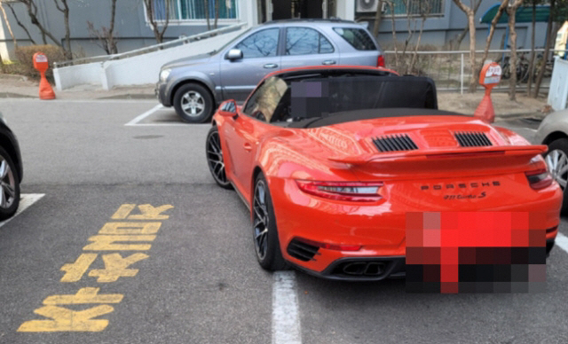 아이가 자전거를 타다 포르쉐를 들이받았는데 차주가 괜찮다며 용서해줬다는 사연이 온라인 커뮤니티에 공개됐다.