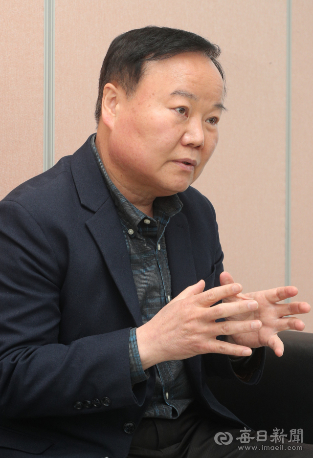 다가오는 6.1 지방선거에서 대구시장 출마선언을 한 국민의힘 김재원 예비후보가 5일 오전 대구 중구 대봉동에 마련된 선거 사무소에서 매일신문과 인터뷰를 하고 있다. 안성완 기자 asw0727@imaeil.com