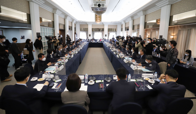 5일 오후 서울 중구 한국프레스센터에서 최저임금위원회 올해 첫 전원회의가 열리고 있다. 연합뉴스