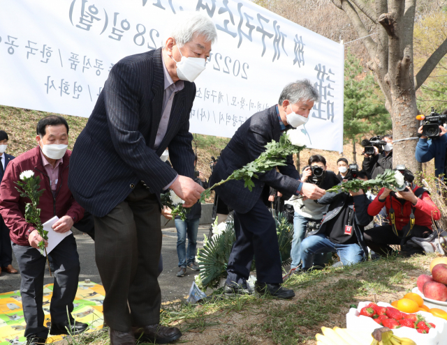 개구리소년사건 발생 31주기를 맞은 지난달 28일, 대구 달서구 와룡산 선원공원에서 열린 추모식에서 유족들이 헌화를 하고 있다. 매일신문 D/B