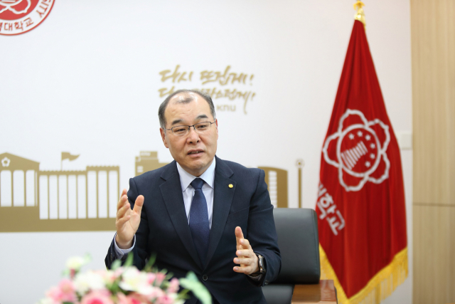 지난 8일 한국대학교육협의회 회장에 취임한 홍원화 경북대 총장은 