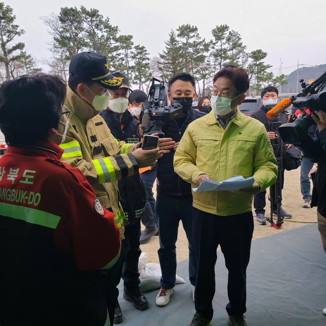 이철우 경북도지사가 산림 관계자로부터 현장 설명을 듣고 있다. 매일신문 DB