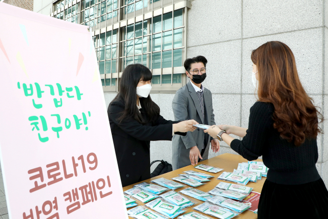 영남이공대 학생복지처와 총학생회와 대의원회에서 재학생들에게 마스크와 소독 물티슈를 나눠주고 있다. 영남이공대 제공