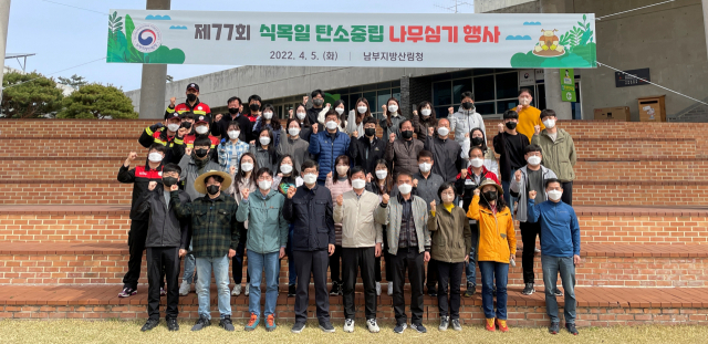 남부산림청 직원들이 5일 청사 내 수목학습장에 나무심기를 하고 단체 기념촬영하고 있다. 남부지방산림청 제공