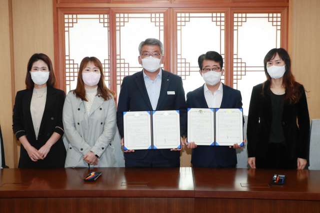 김학동 예천군수와 임휘삼 예천군학원연합회장 등 관계자들이 학원연계사업 협약을 체결했다. 예천군 제공