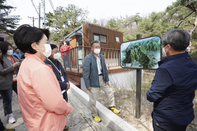 문재인 대통령이 5일 오후 북악산 남측 탐방로에서 북악산 남측 개방에 대한 설명을 듣고 있다. 연합뉴스